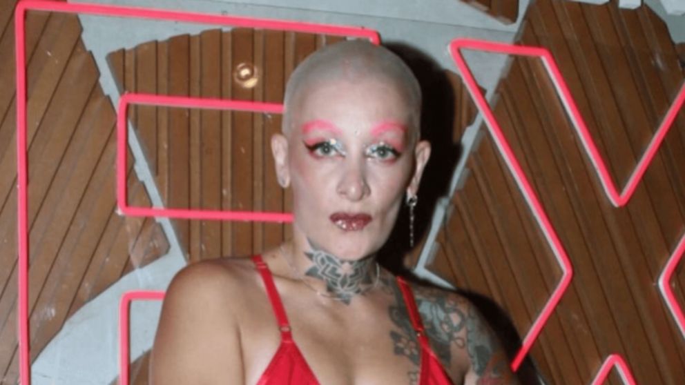 Furia de "Gran Hermano" debut� en la obra Sex con una performance muy hot.