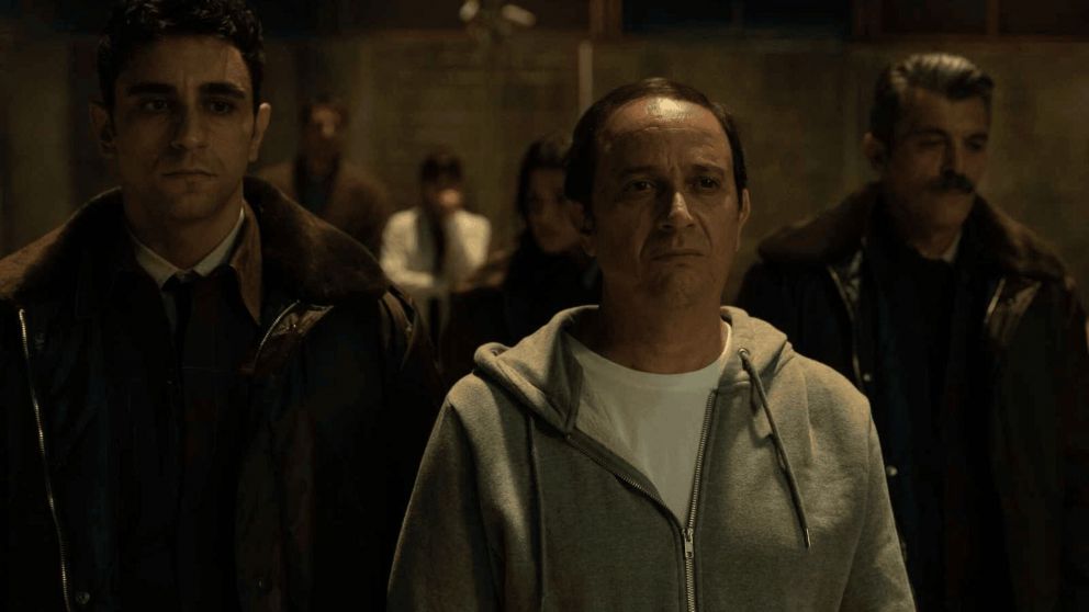 La miniserie española que está protagonizada por un actor argentino y arrasa en Netflix. (Foto: Sensacine).