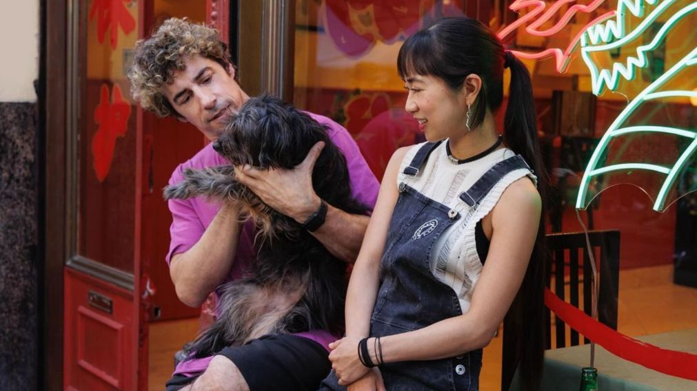 Esteban Lamothe y Débora Nishimoto en el set de "Envidiosa".
