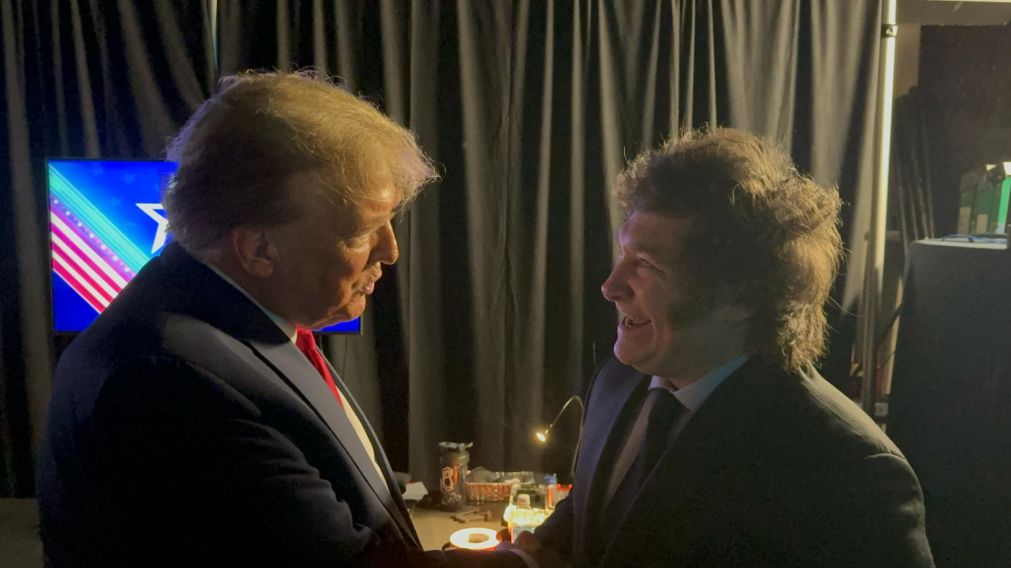 Javier Milei atento al resultado electoral en los Estados Unidos.