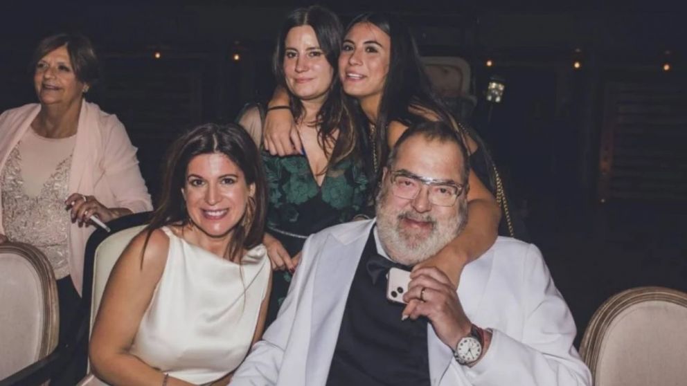 Jorge Lanata junto a sus hijas, Bárbara y Lola, y su esposa, Elba Marcovecchio.