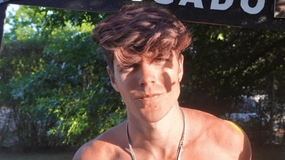 El peligroso festejo de Marcos Ginocchio tras recibirse de abogado.