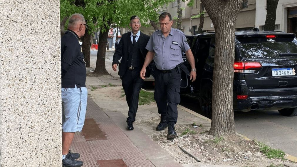L-Gante lleg� de traje al Tribunal Oral donde ser� juzgado.