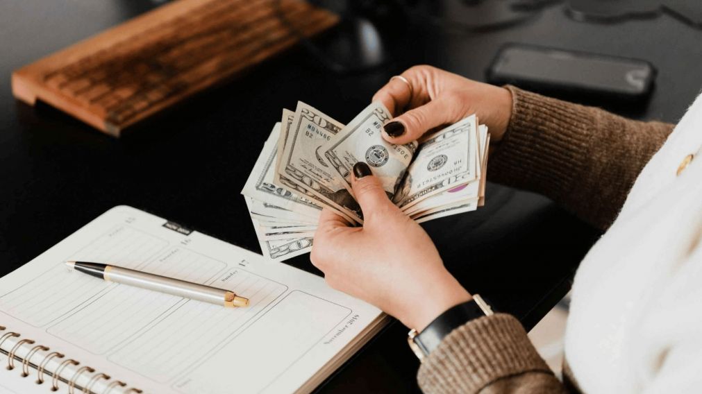 Cómo se lleva cada signo del zodíaco con el dinero.