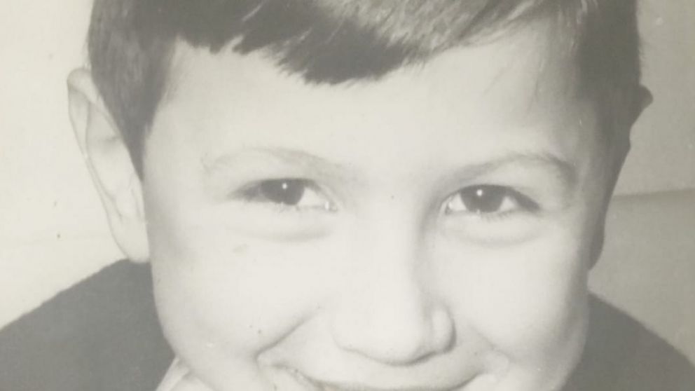 De chico se la pasaba jugando en la calle.