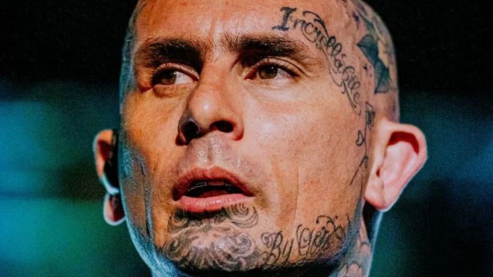 Cay� una pantalla en un show de Ke Personajes y casi aplasta a Emanuel Noir