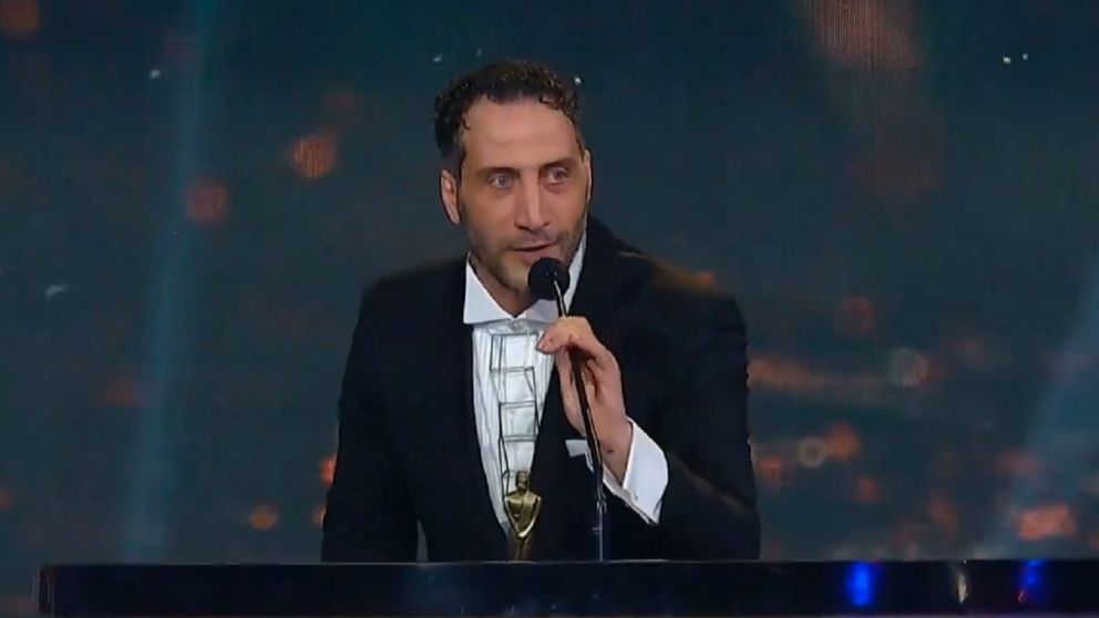 El picante mensaje de Luciano Cáceres al Gobierno tras ganar el Martín Fierro a mejor actor de reparto.