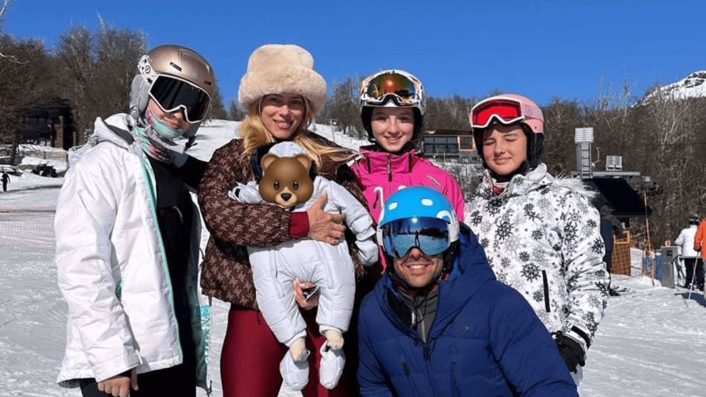 Nicole Neumann de vacaciones con su familia y en el primer viaje de Cruz.