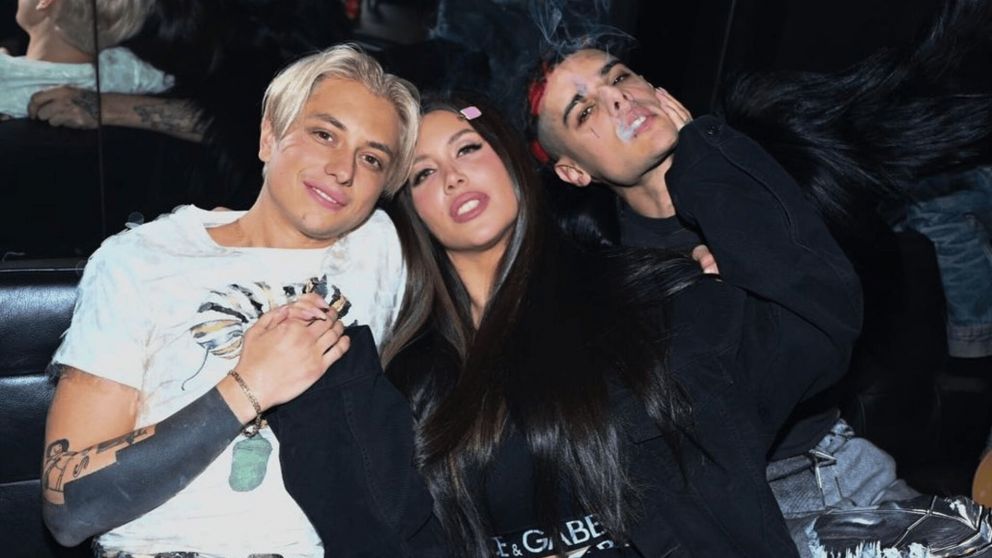 Wanda Nara, con Ca7riel y Paco Amoroso antes de su presentación y beso.