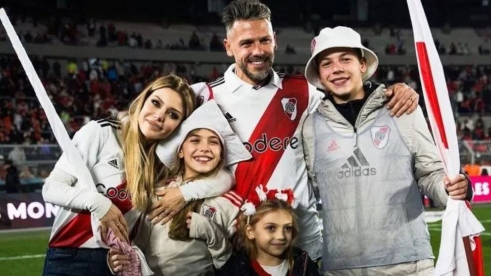 Evangelina Anderson rompi� en llanto durante la despedida de Mart�n Demichelis en River Plate. (Instagram)