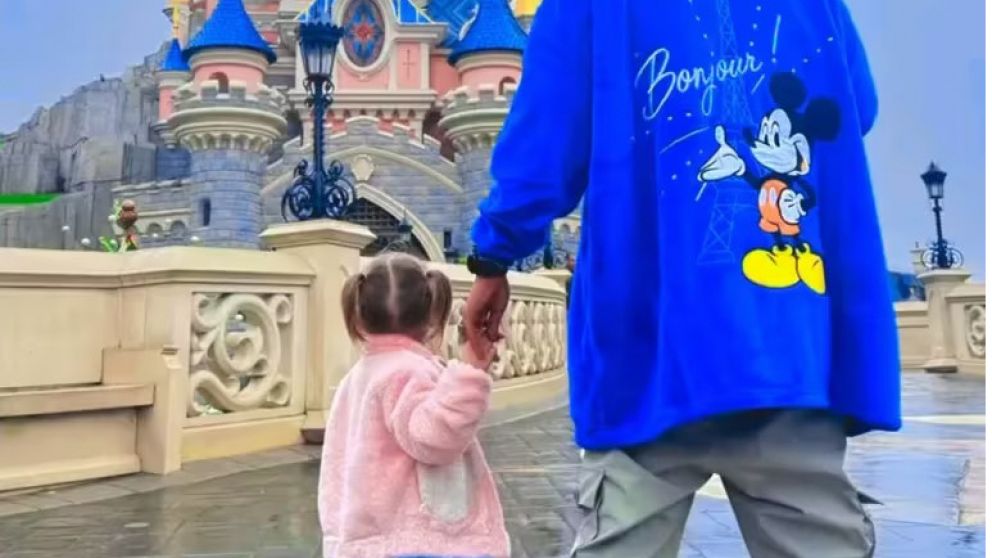 Padre e hija recorriendo los parques.