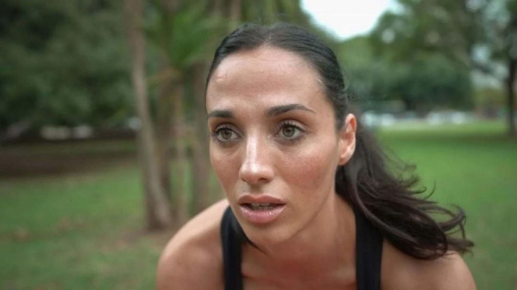 Fiorela de "Survivor" tiene cada vez más complicaciones con su veganismo, entre cangrejos y gallinas.