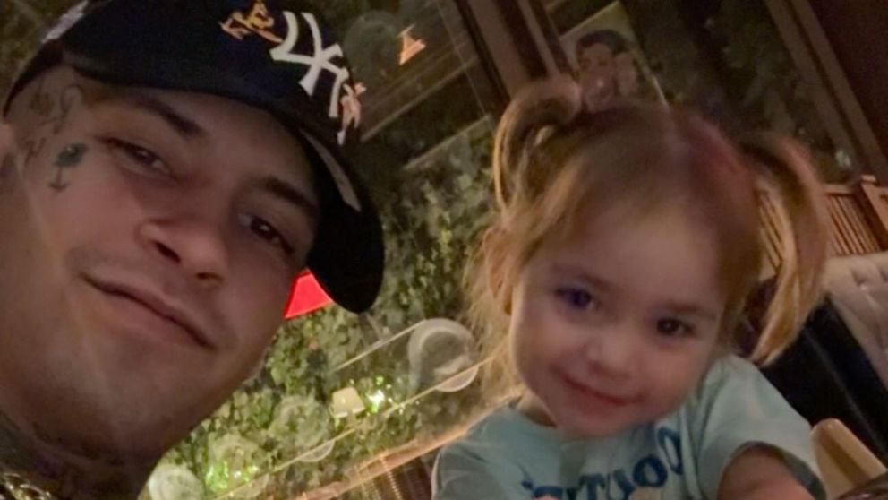 Las tiernas vacaciones de L-Gante y su hija Jamaica por París.