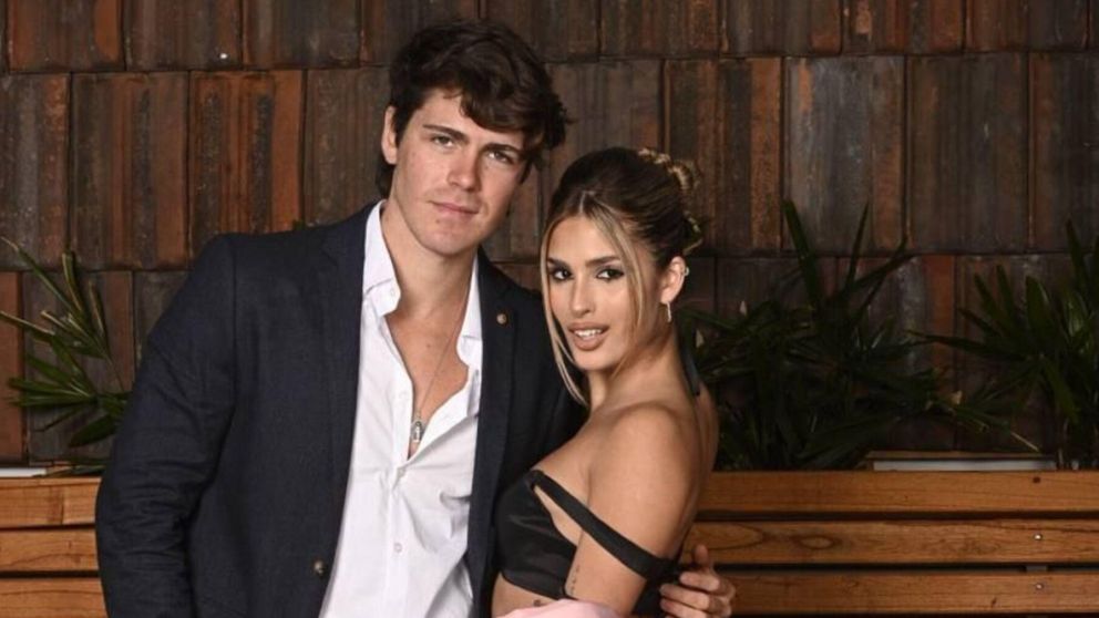 Julieta Poggio y Marcos Ginocchio, disfrazados en un boliche de Bariloche.