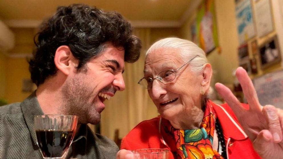 El entrañable éxito de Netflix protagonizado por un galán español y su abuela influencer.