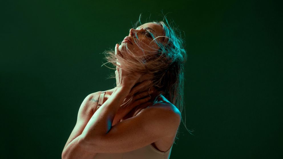 La actriz y conductora hace catarsis a través del arte, tras la muerte de su hermano.