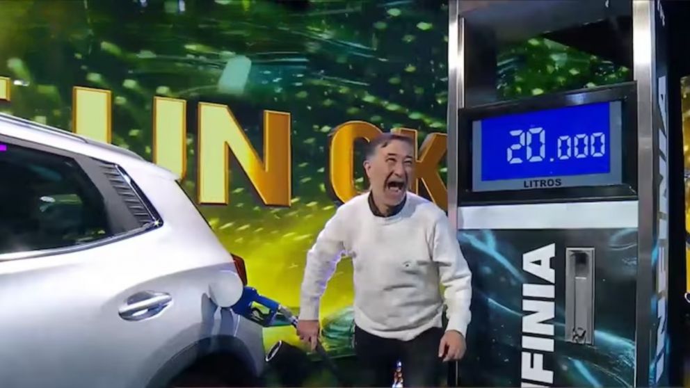 "Los 8 escalones": un participante clavó el número en el surtidor y se llevó un auto 0 kilómetro. (El Trece)