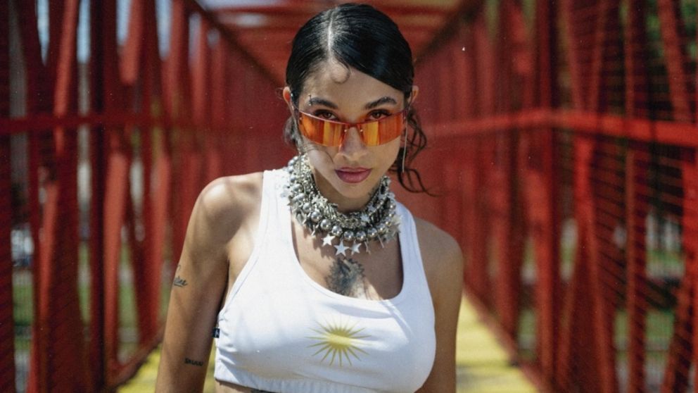 Mar�a Becerra reafirm� su patriotismo y destroz� a una seguidora que la tild� de "vilerra".