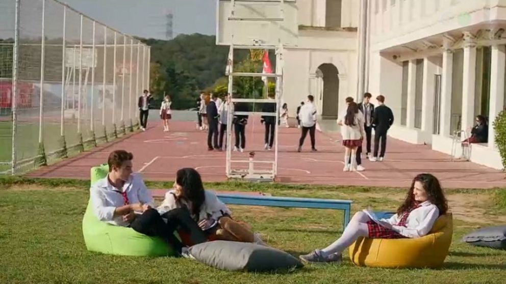 "Todo por mi hogar": Ömer y Süsen, cada vez más enamorados. (Telefe)