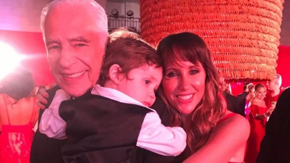 Alberto Cormillot continúa internado y recibió la visita de su novia y su hijo, Emilio. (Instagram: @estefi_pasquini)