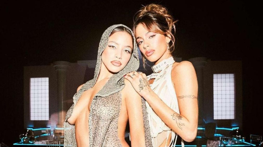 Emilia Mernes y Tini Stoessel cantaron juntas y terminaron el show con un apasionado beso.