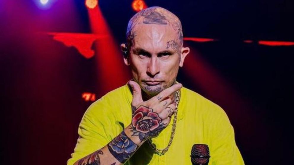 Emanuel Noir de Ke Personajes insultó a un fan y generó indignación en las redes. (Foto: Instagram/ @kepersonajes y @emanuelnoir).