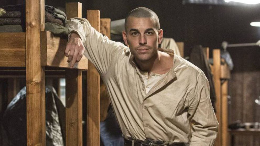 Netflix: la película española protagonizada por Mario Casas que relata las vivencias de una tenebrosa época. (web)