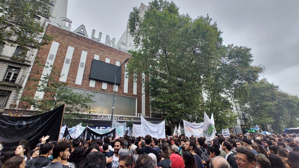 Gas pimienta y arrestos en la manifestación por el INCAA. (X: @Lbaini)