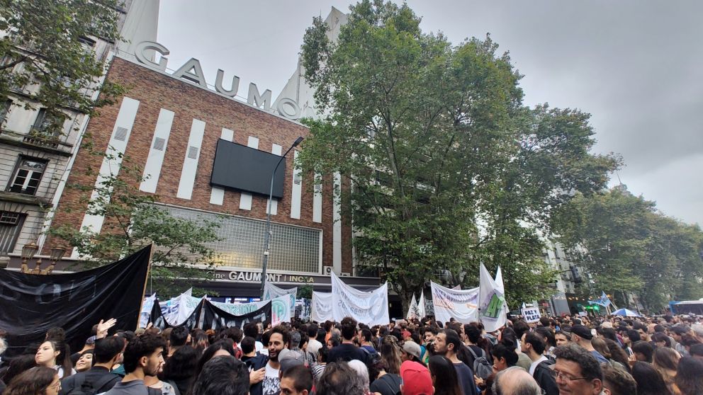 Gas pimienta y arrestos en la manifestación por el INCAA. (X: @Lbaini)