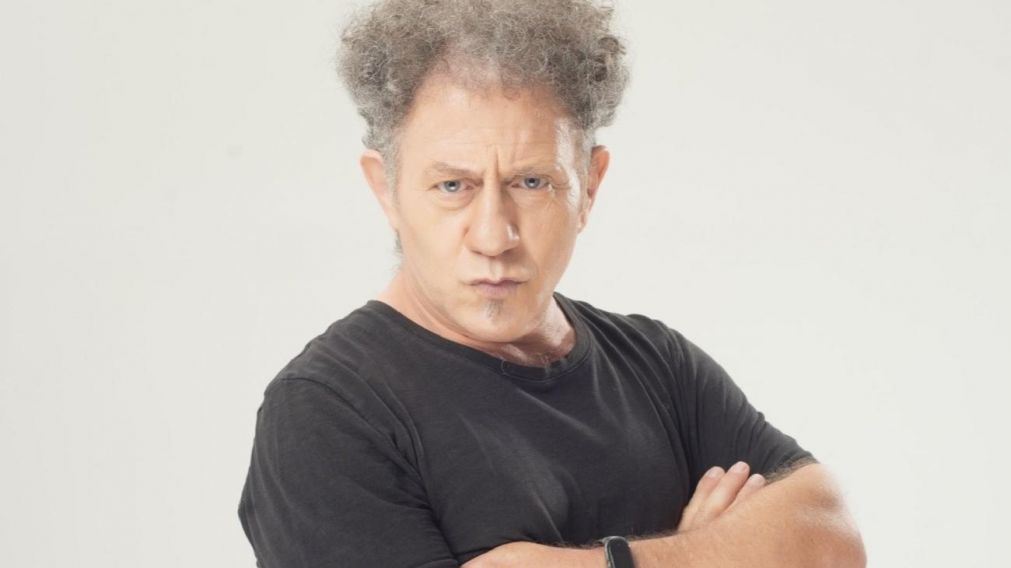 Hoy vive del humor, pero también ama la música.