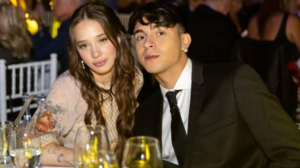 Rusherking y Ángela Torres blanquearon su romance en la cena de gala de Luis Miguel.