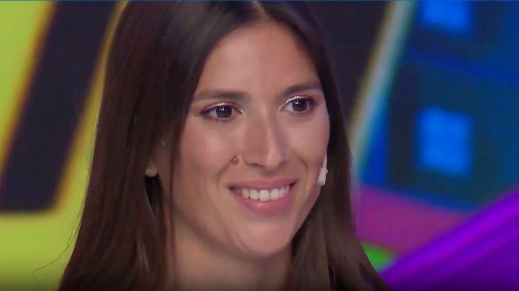 "Los 8 escalones": la ganadora del premio sorprendió tras ir acompañada por el amigo del novio. (El Trece)