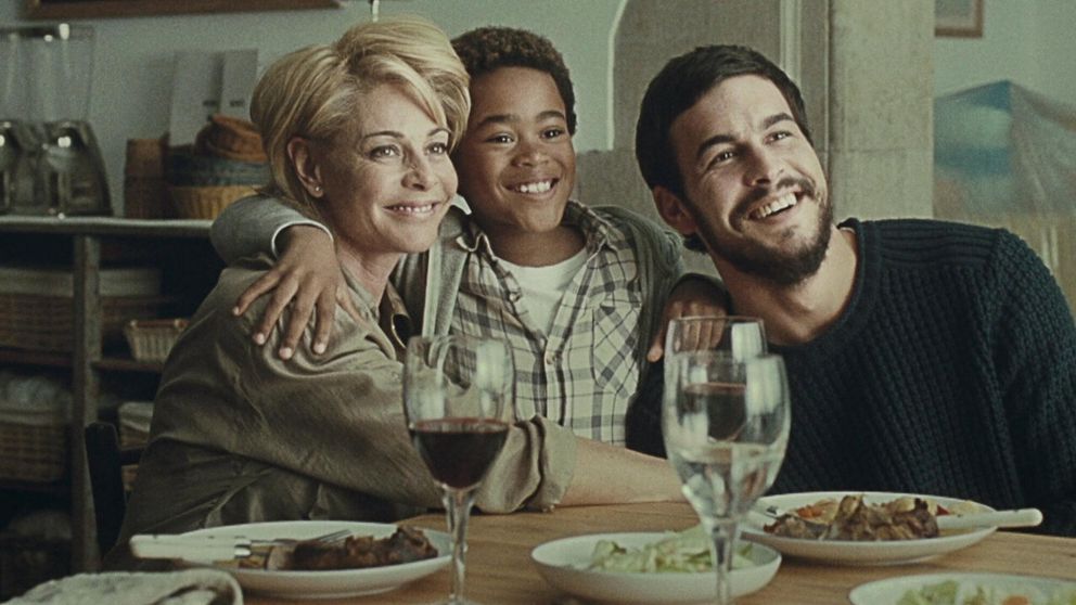 El drama español con Mario Casas y un actor argentino disponible en Netflix Argentina. (Foto: Netflix).