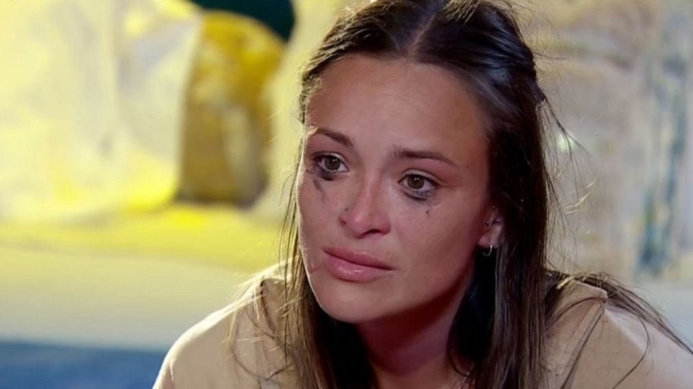 Los fans de "GH 2024" no están convencidos que Agostina contestó el teléfono rojo al azar. (Captura Telefe)
