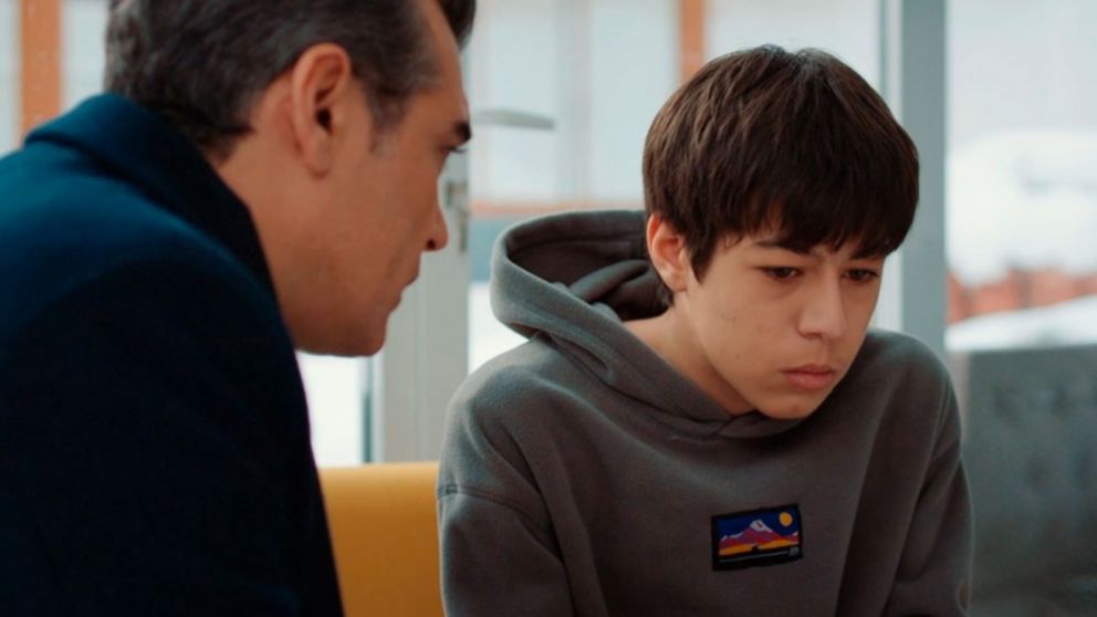 "Traicionada": Alí estalla de dolor luego de ver el daño que Volkan causó en su familia. (web)