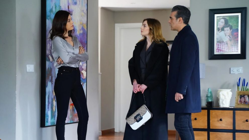 "Traicionada": Volkan entre la espada y la pared con Derin y Asya. (Telefe)