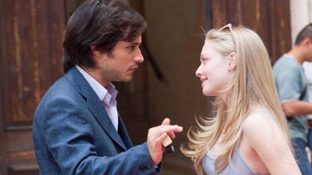 Gael García Bernal y Amanda Seyfried protagonizan el clásico romance que abandona Netflix Argentina.