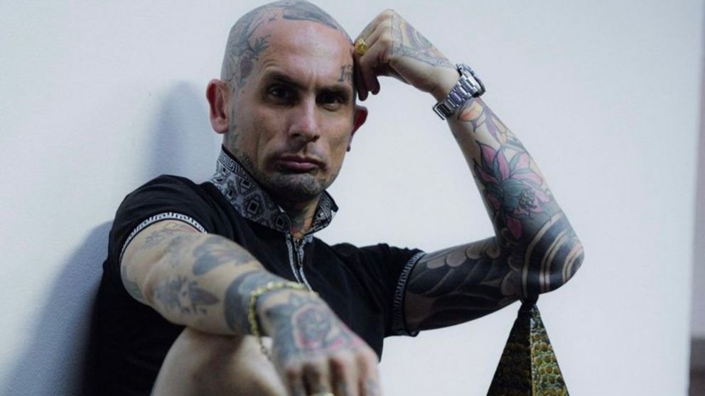 Emmanuel Noir, de Ke Personajes, protagonizó otra polémica pelea callejera. (Foto: Instagram/ @emanuelnoir).