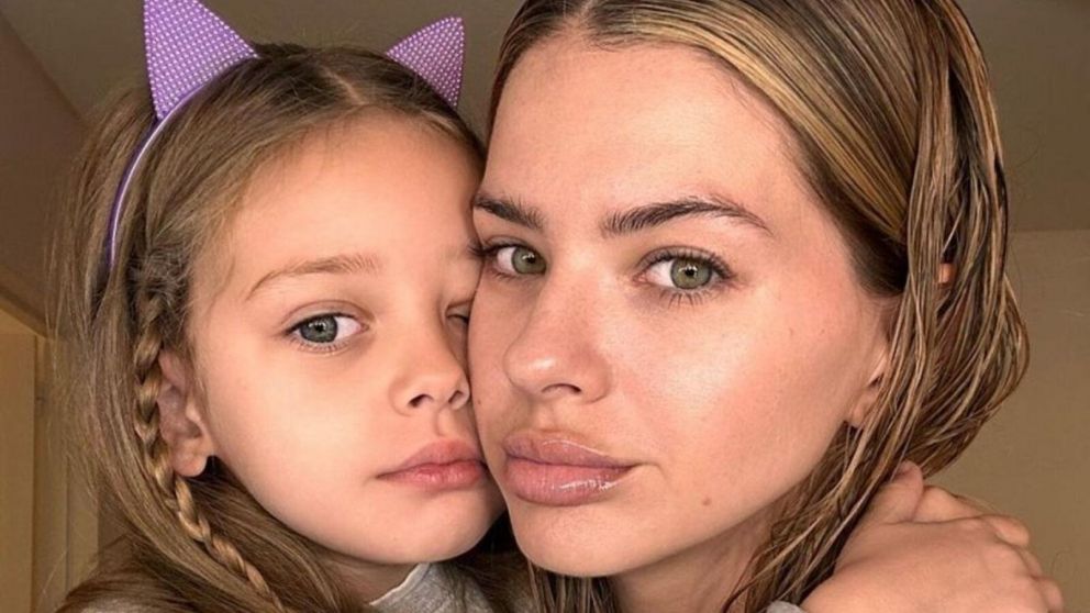 La China Suárez brindó un show y tuvo que parar de cantar debido a un incidente con su hija.