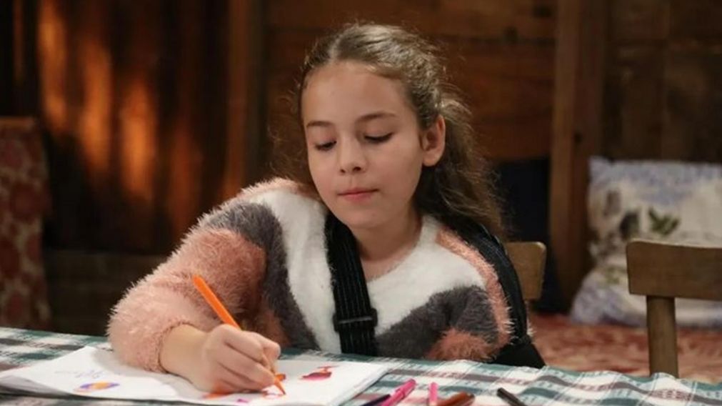La experiencia de la joven actriz de "Todo por mi hogar" (Instagram/@aylinakpinarofficial).
