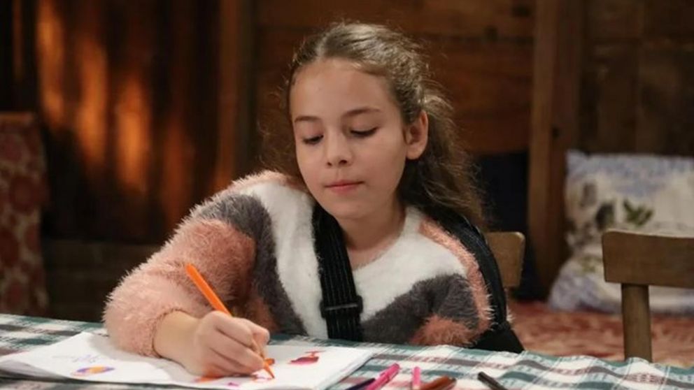 La experiencia de la joven actriz de "Todo por mi hogar" (Instagram/@aylinakpinarofficial).