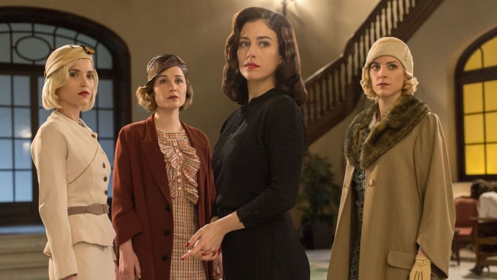 La exitosa serie española, disponible en Netflix Argentina, que tiene entre su elenco a un actor argentino. (Foto: Cosmopolitan).
