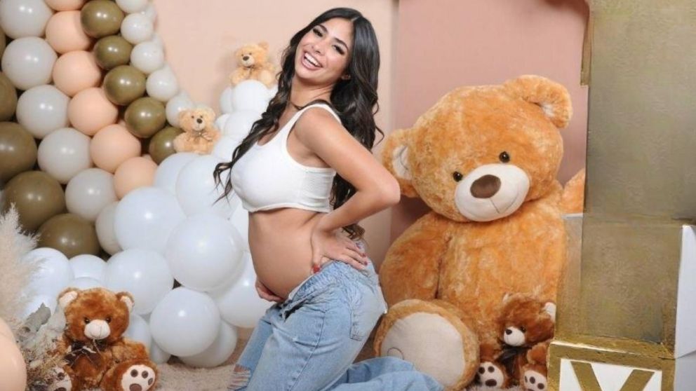 Daniela Celis mostró su embarazo con una producción de fotos al desnudo.