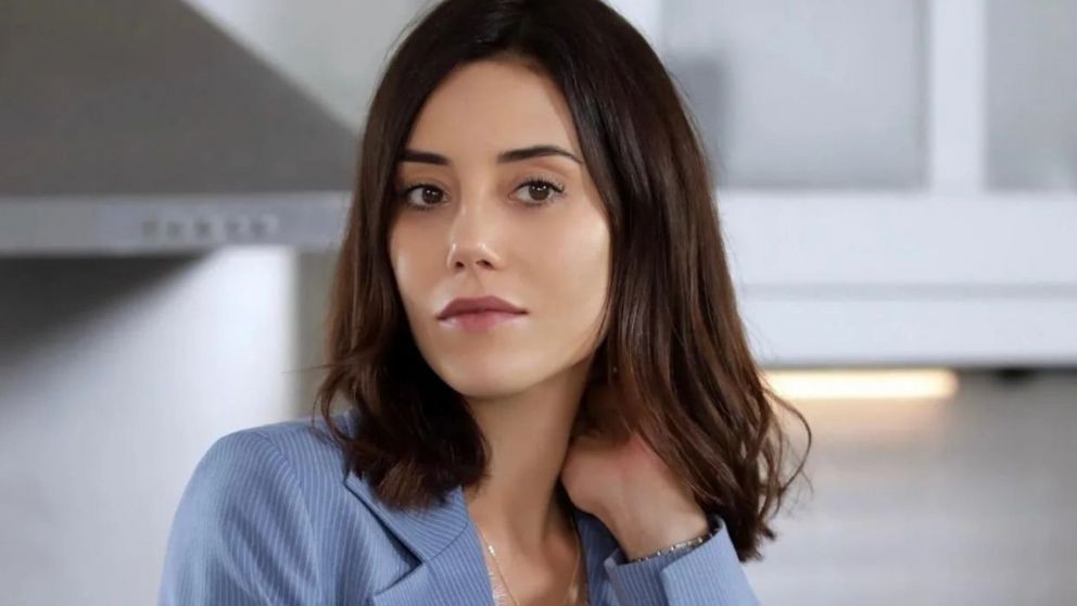 El impactante cambio físico de Cansu Dere, Asya, cuando debutó en su primera ficción.