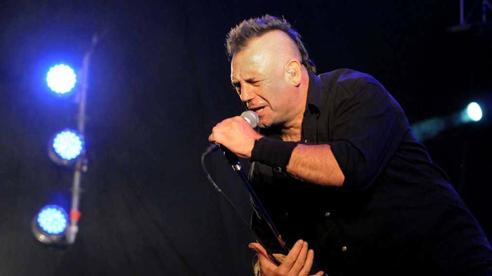 El velatorio de Ricardo Iorio, �cono del heavy metal argentino, en Coronel Su�rez.