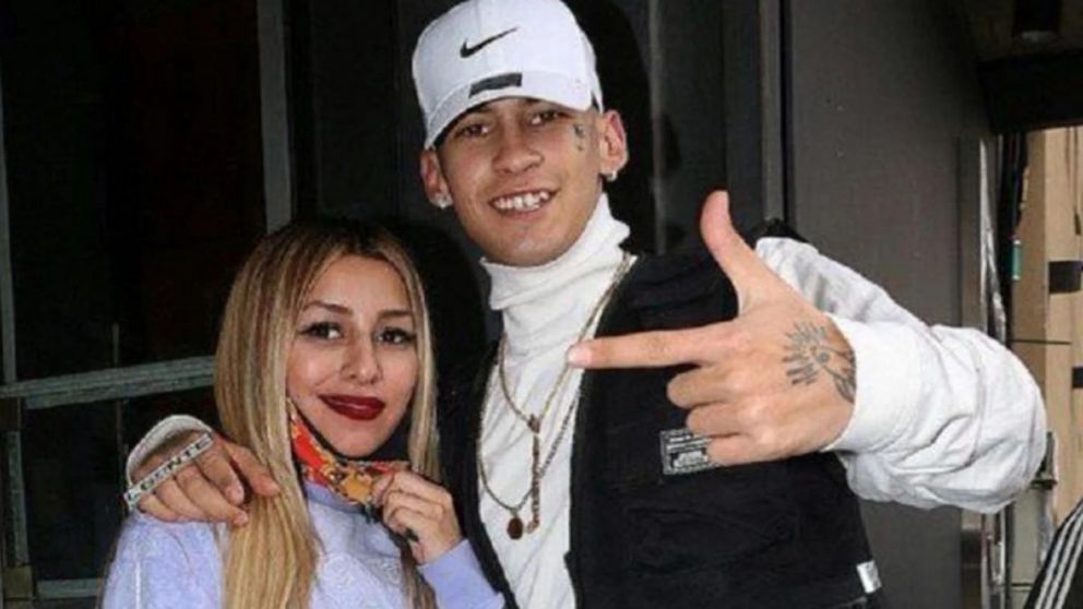 L-Gante le rob� un beso a Tamara B�ez y desat� rumores de reconciliaci�n.