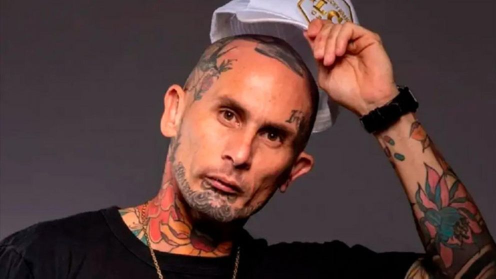 El pasado de Emanuel Noir de "Ke Personajes": sin tatuajes y con pelo largo.