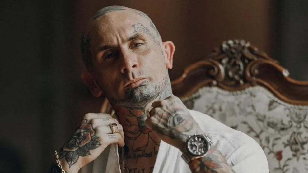 Emanuel Noir de "Ke Personajes" mostró su nuevo y lujoso auto.