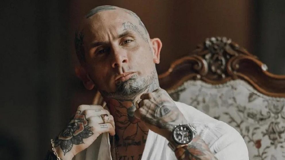 Emanuel Noir de "Ke Personajes" mostró su nuevo y lujoso auto.