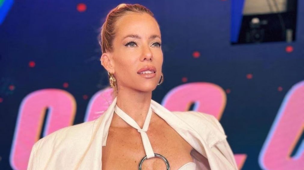 Nicole Neumann volvió a "Los 8 escalones del millón" con un atrevido look.